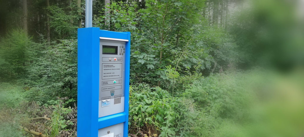 Kostenpflichtiger Parkautomat für Busse und PKW direkt am Besucherbergwerk Gleißinger Fels